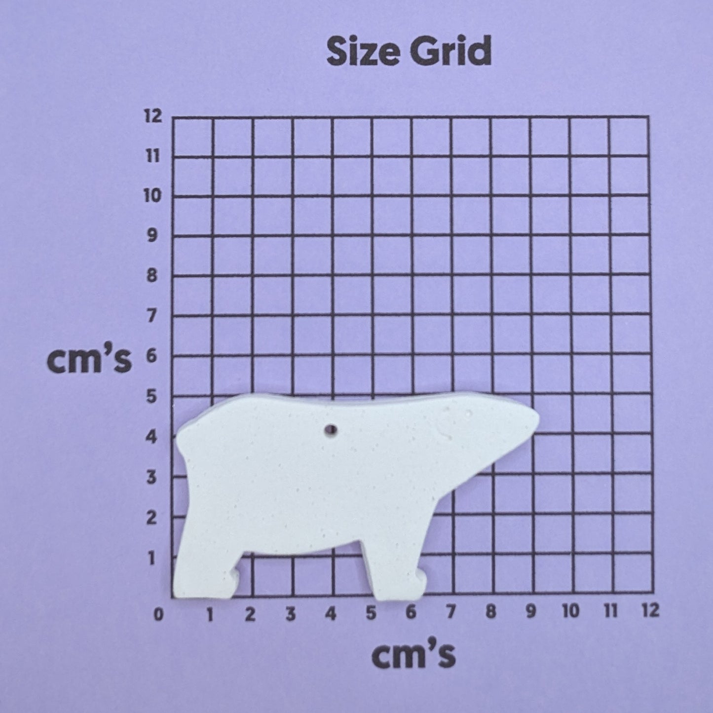 White polar bear-shaped decoration on a size grid with centimeter measurements