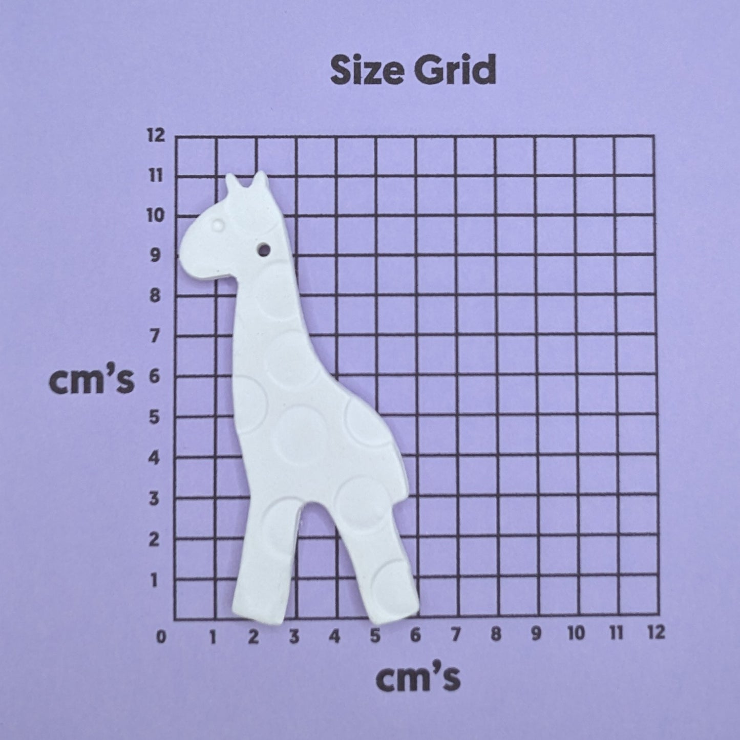 clay giraffe decoration on a size grid with measurements in centimeters 