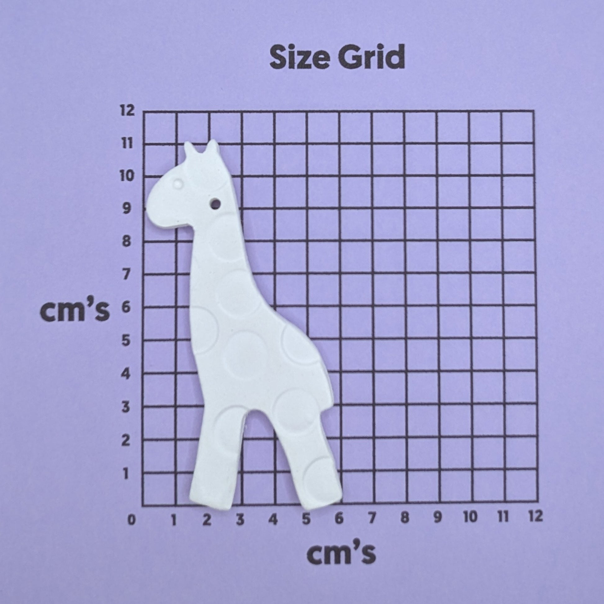 clay giraffe decoration on a size grid with measurements in centimeters 