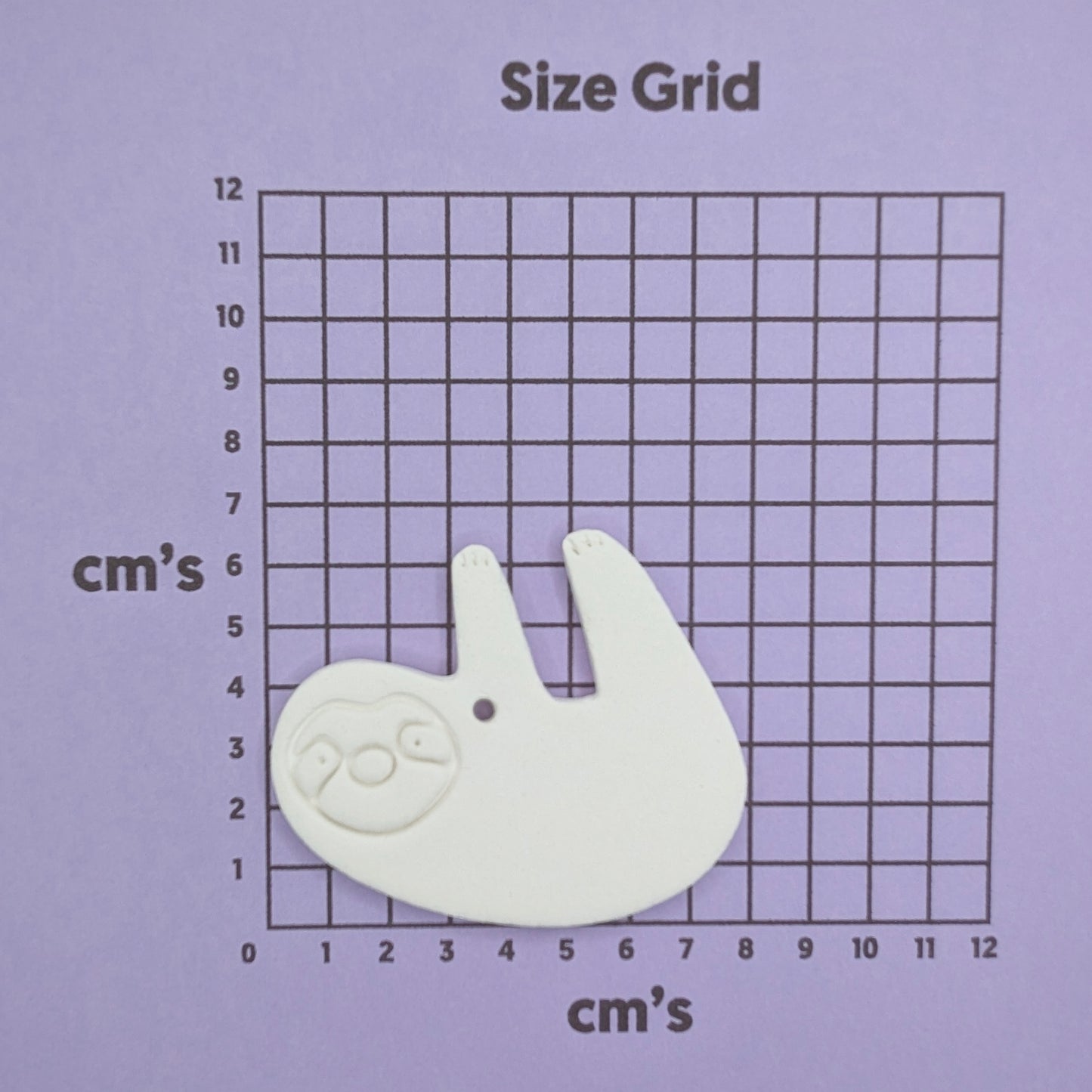 Sloth decoration shown on a sizing chart in cm's