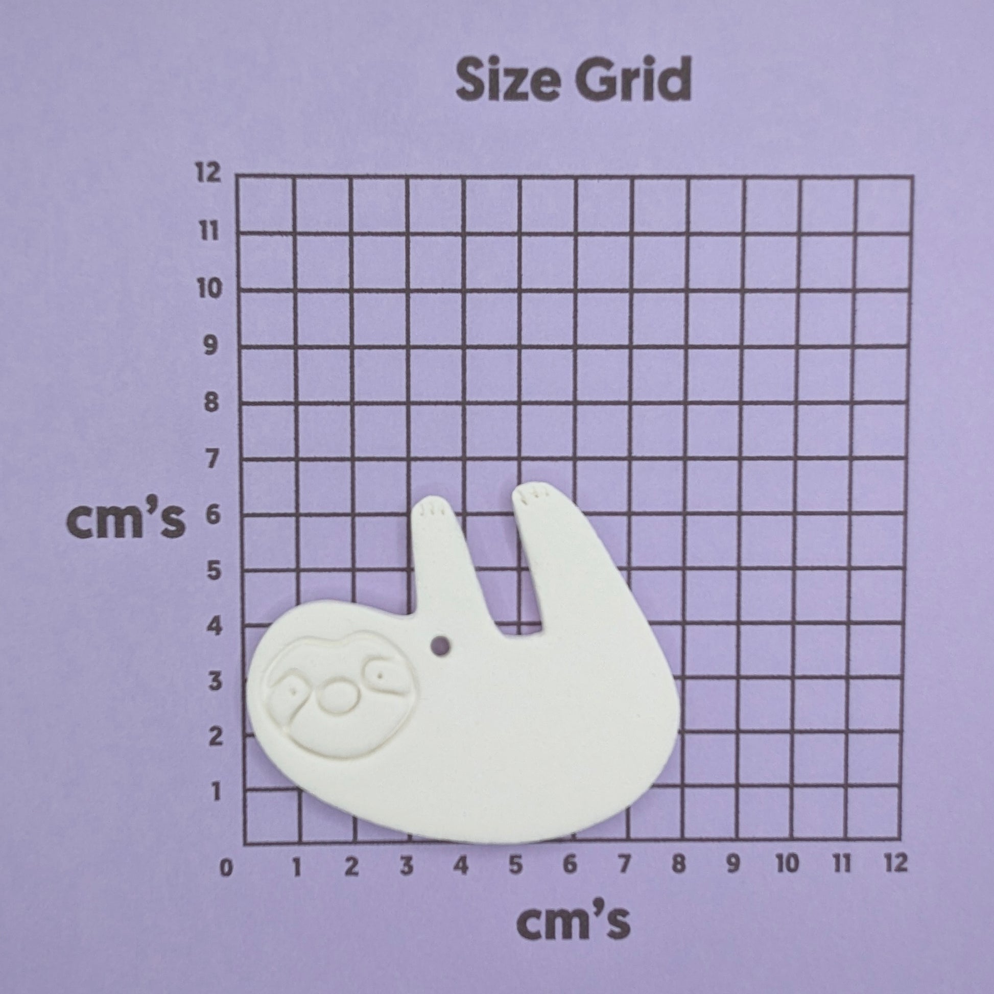Sloth decoration shown on a sizing chart in cm's