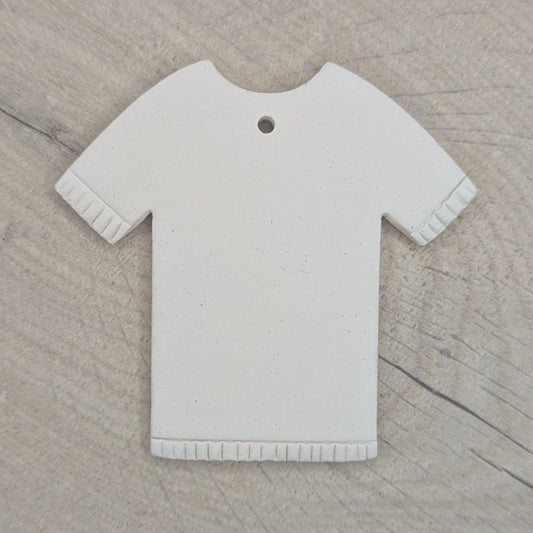t-shirt clay decoration with detail / pattern around the sleeves and hem area, made of air dried clay